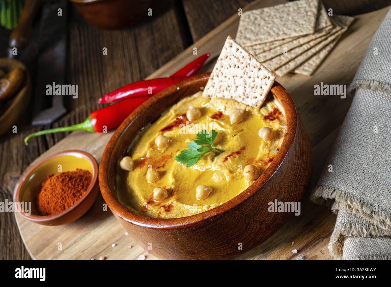 Deliziosa pasta di hummus con limone e peperoncino Foto Stock