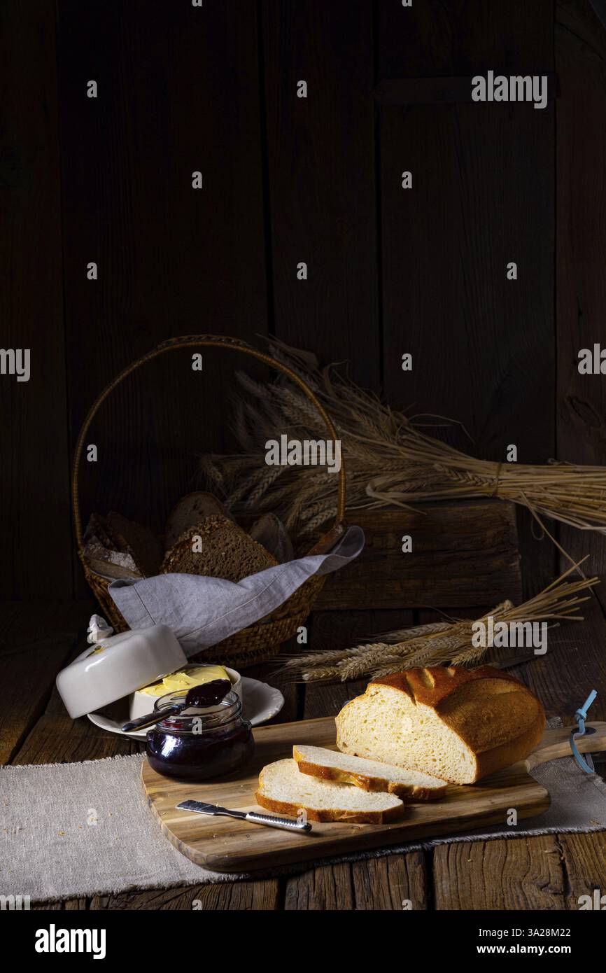 Pane bianco con burro e deliziosa marmellata Foto Stock
