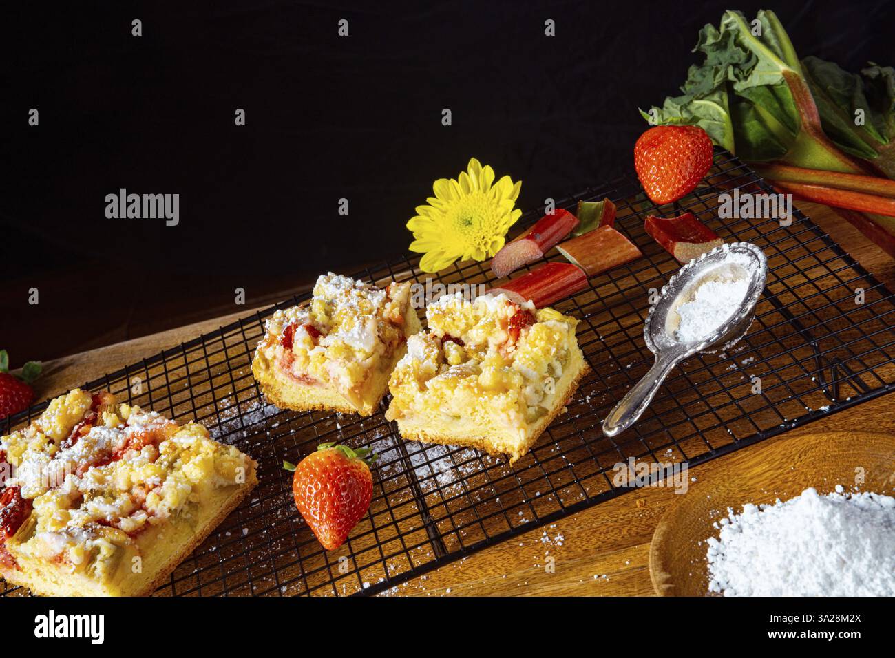 Torta di fragole e rabarbaro con crumble Foto Stock