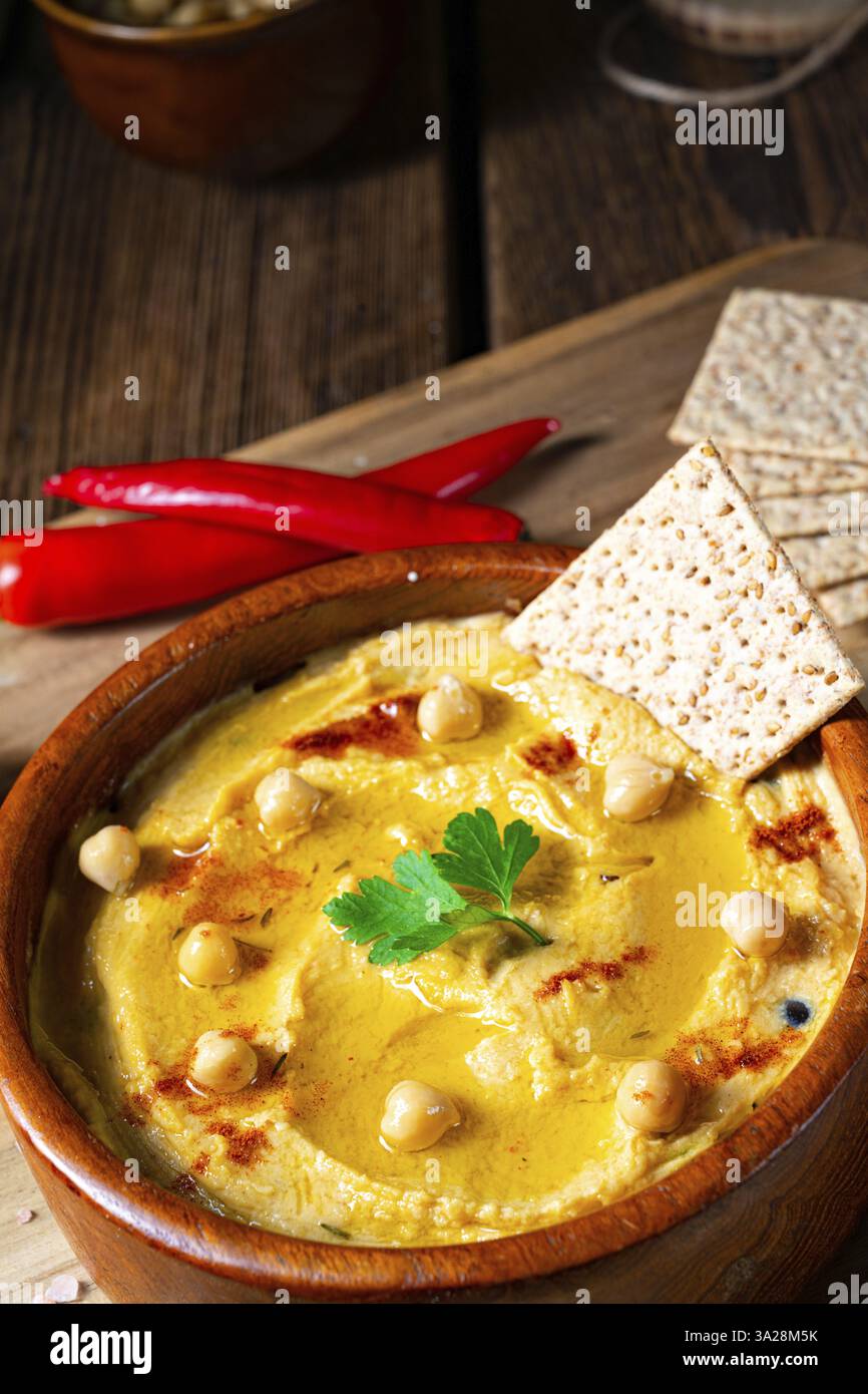 Deliziosa pasta di hummus con limone e peperoncino Foto Stock