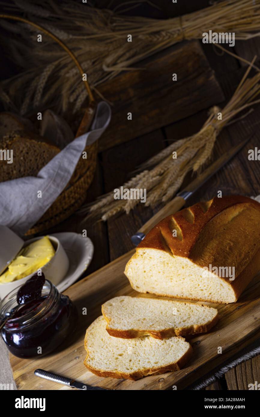 Pane bianco con burro e deliziosa marmellata Foto Stock