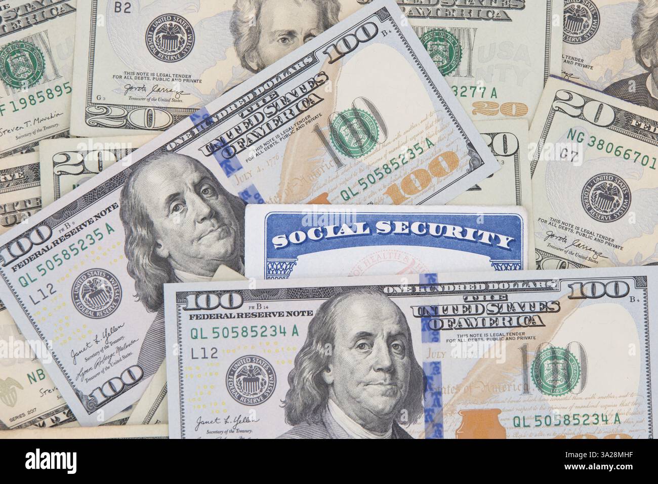 Tessera di previdenza sociale con banconote da 20 e 100 dollari. Il numero SS è un numero di nove cifre emesso ai cittadini statunitensi ed è obbligatorio per legge per l'impiego Foto Stock