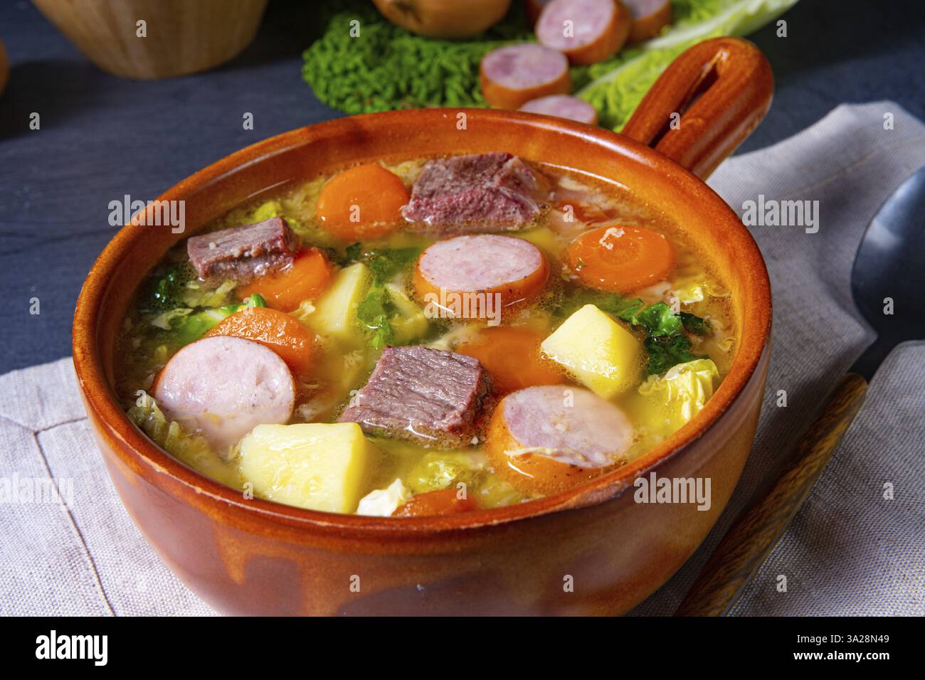 Delizioso stufato di cavolo Savoy in una ciotola rustica Foto Stock