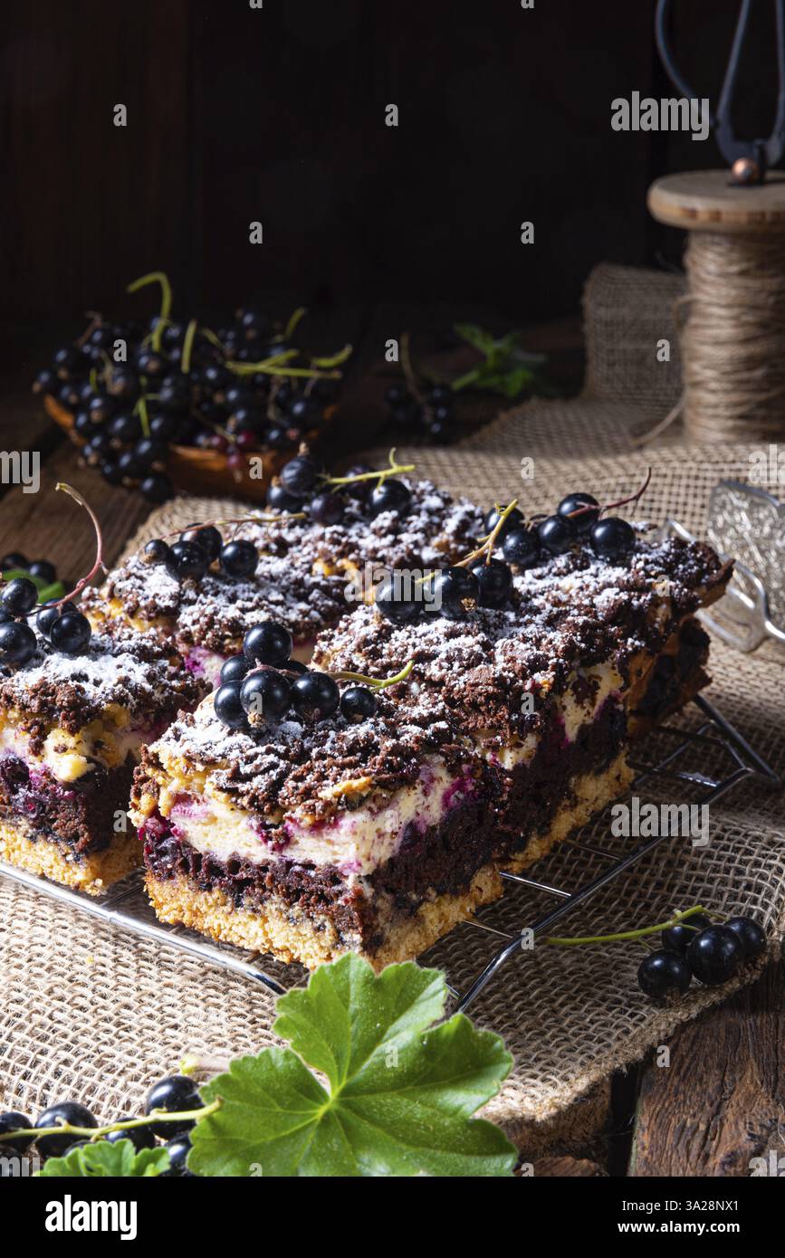 Lucidare la torta di stagno con frutta e pieghe Foto Stock