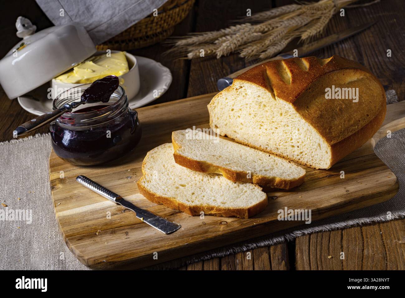 Pane bianco con burro e deliziosa marmellata Foto Stock