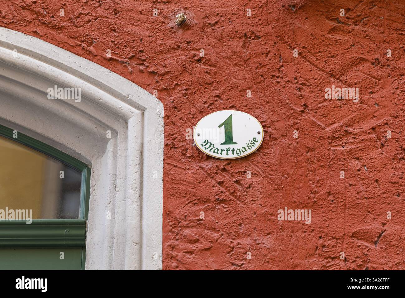 Numero civico Marktgasse 1 su una facciata rossa sulla piazza del mercato a Meissen, Sassonia, Germania, Europa Foto Stock