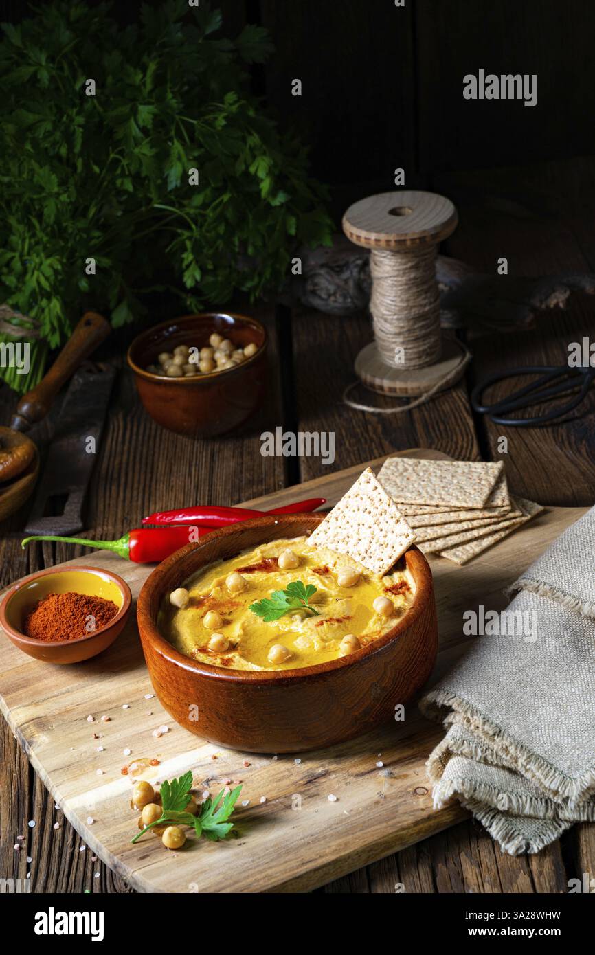 Deliziosa pasta di hummus con limone e peperoncino Foto Stock