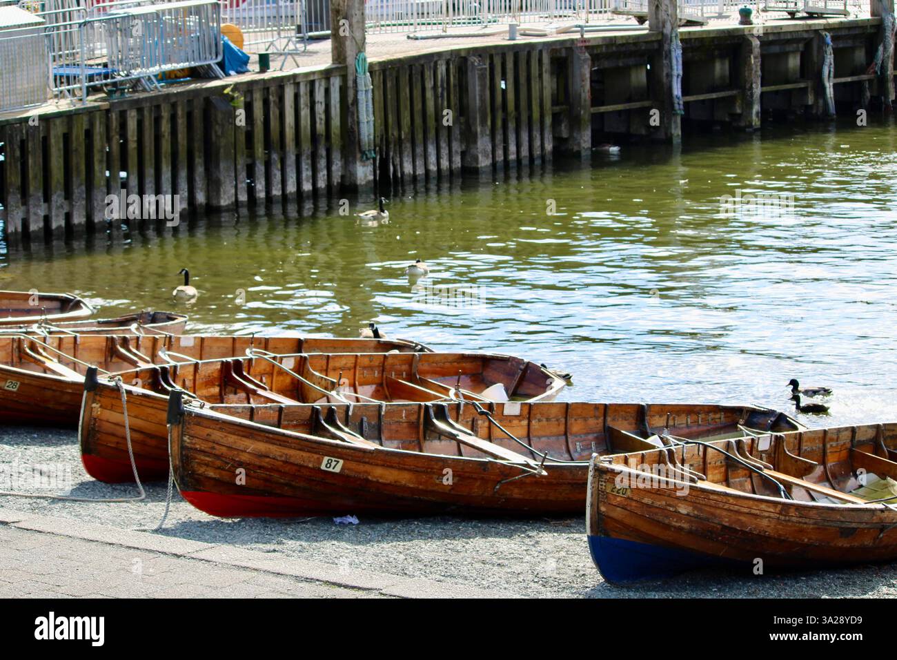 Barche in legno al lago Windermere, Inghilterra Foto Stock