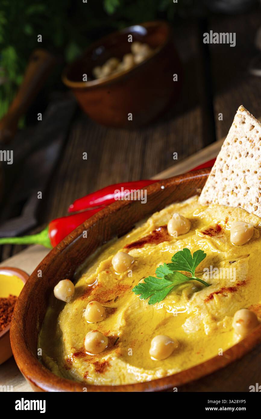 Deliziosa pasta di hummus con limone e peperoncino Foto Stock