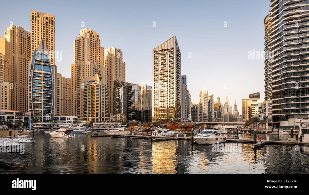 il porticciolo di dubai al sole della sera Foto Stock