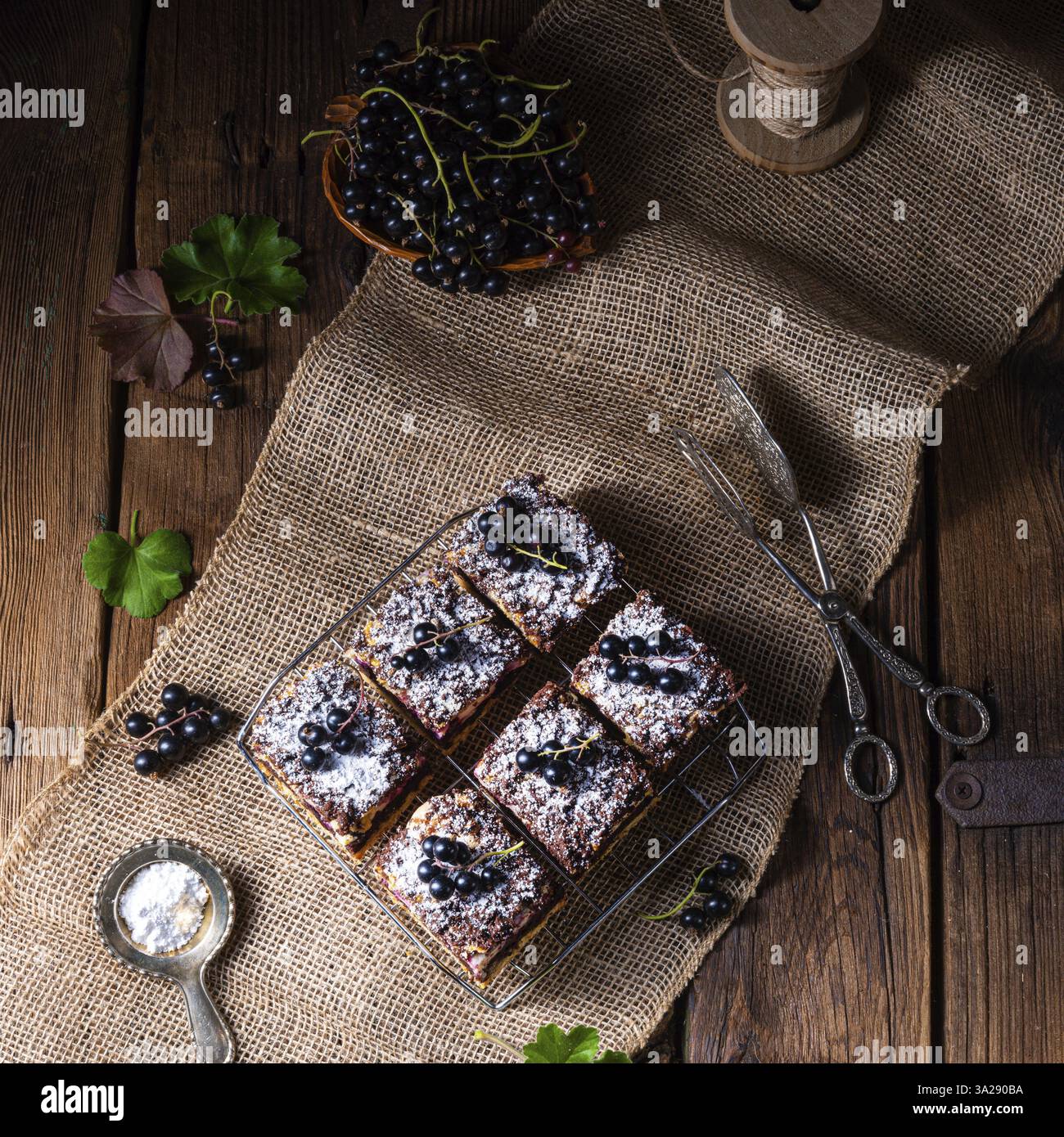 Lucidare la torta di stagno con frutta e pieghe Foto Stock