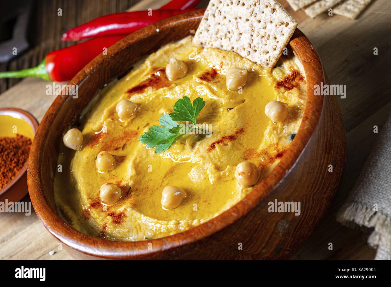 Deliziosa pasta di hummus con limone e peperoncino Foto Stock