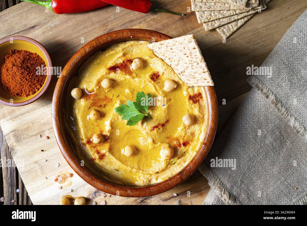 Deliziosa pasta di hummus con limone e peperoncino Foto Stock
