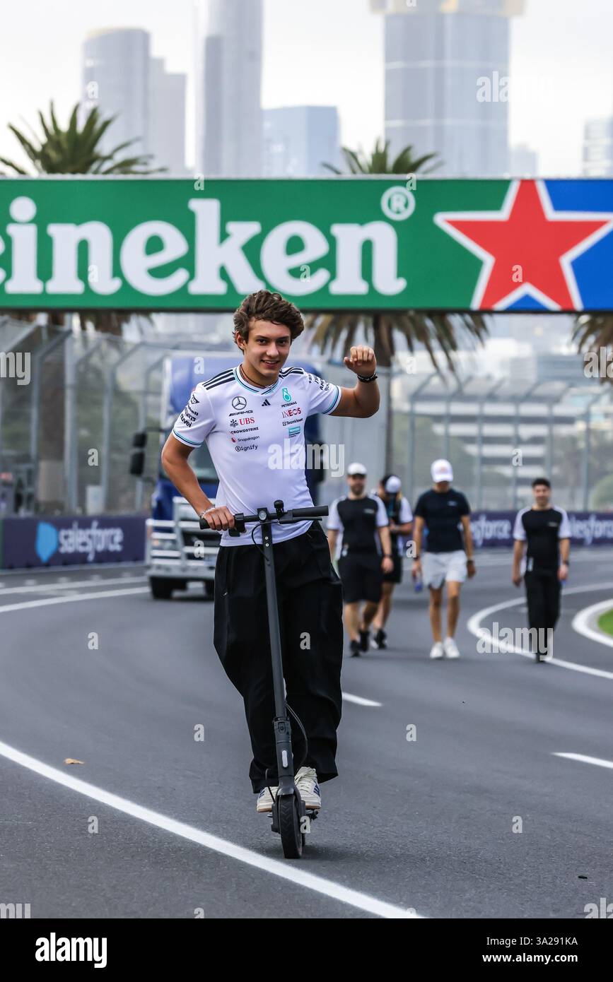 Melbourne, Australia. 12 marzo 2025. Il 18enne pilota italiano ANDREA KIMI ANTONELLI con Mercedes AMG Petronas F1 Team completa una passeggiata in pista con il suo scooter prima del Gran Premio d'Australia di Formula 1 2025 all'Albert Park di Melbourne. (Credit Image: © Chris Putnam/ZUMA Press Wire) SOLO PER USO EDITORIALE! Non per USO commerciale! Foto Stock