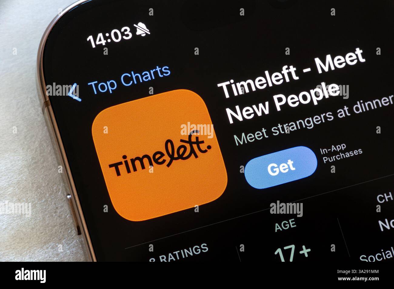OSTRAVA, CECHIA - 23 NOVEMBRE 2024: Apple App Store con Timeleft mobile Messenger app per incontrare nuove persone da installare Foto Stock