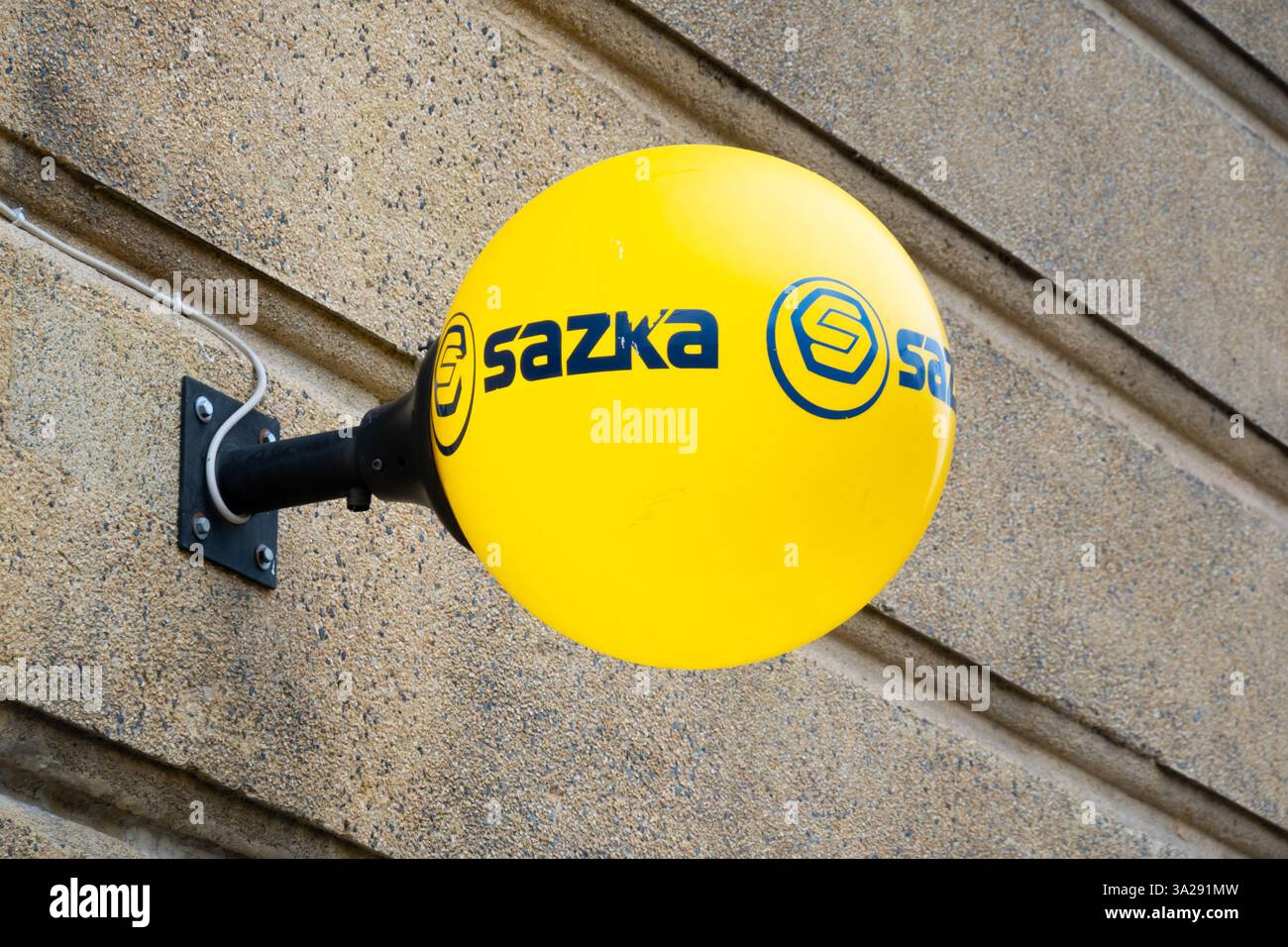 OSTRAVA, CECHIA - 16 DICEMBRE 2023: Bandiera sfera gialla della società di scommesse ceca Sazka Foto Stock