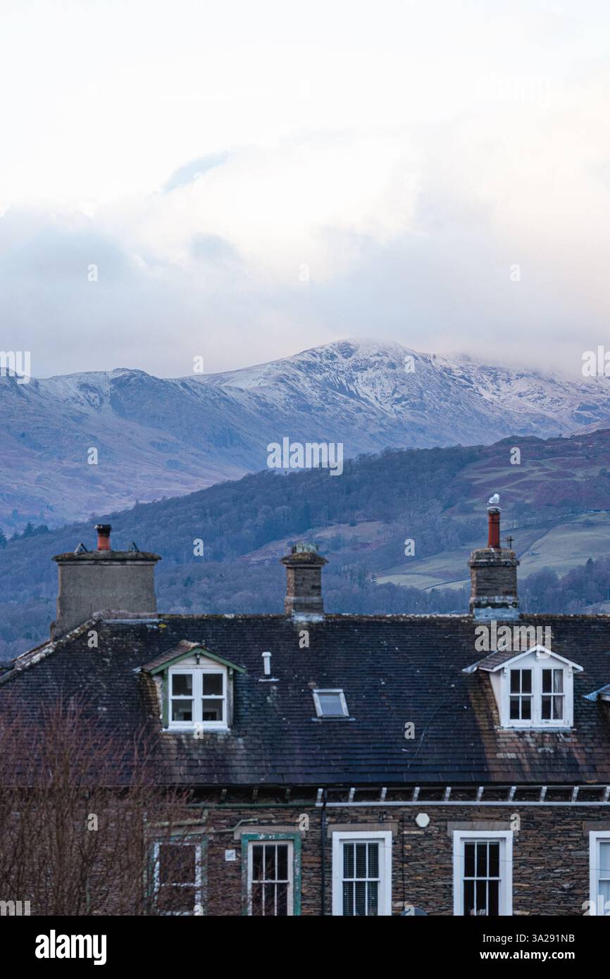 Lago Windermere, Cumbria, Regno Unito. , . Regno Unito spolverata di neve sulle colline sopra il lago Windermere crediti: Gordon Shoosmith/Alamy Live News Foto Stock