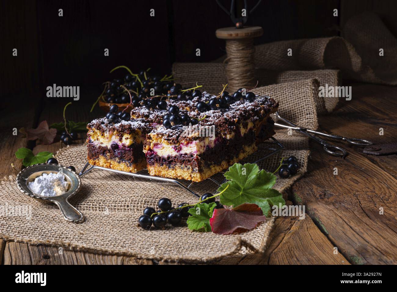 Lucidare la torta di stagno con frutta e pieghe Foto Stock