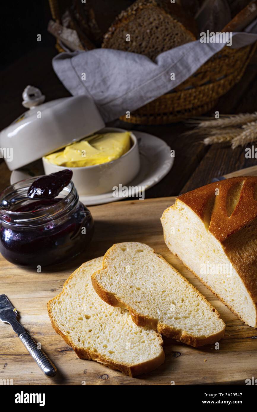 Pane bianco con burro e deliziosa marmellata Foto Stock