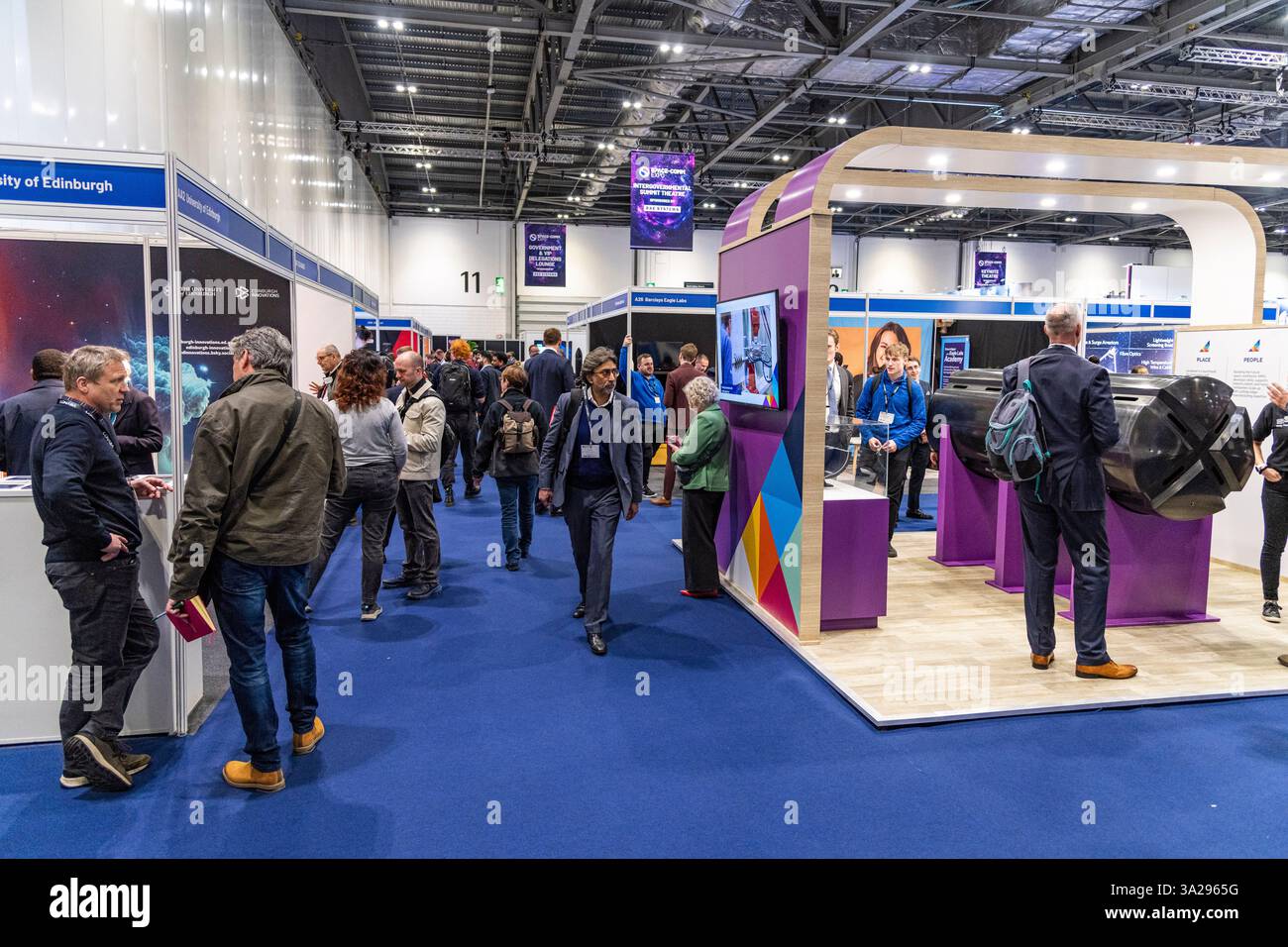 Persone che esplorano le bancarelle e le mostre allo Space Comm Expo 2025 presso l'Excel Centre di Londra, Regno Unito Foto Stock