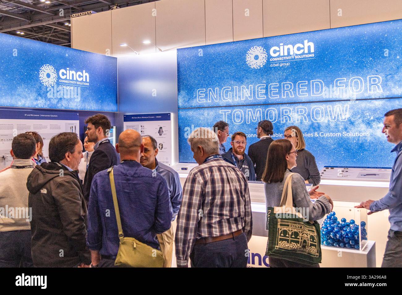 Persone che parlano ad una mostra per Cinch allo Space Comm Expo 2025 all'Excel Centre di Londra, Regno Unito Foto Stock