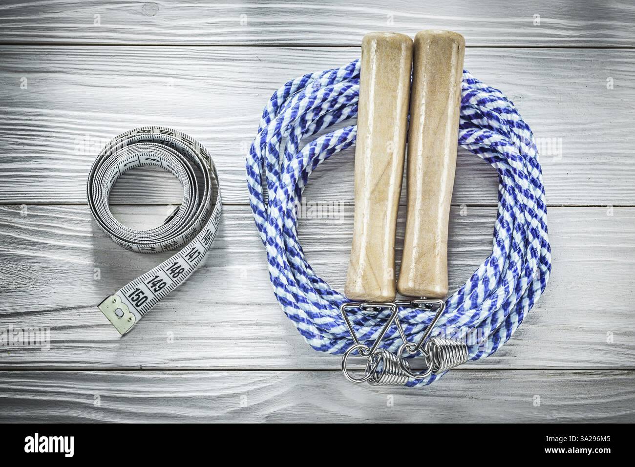 Metro a nastro con fune per salti laminati su tavola di legno Foto Stock