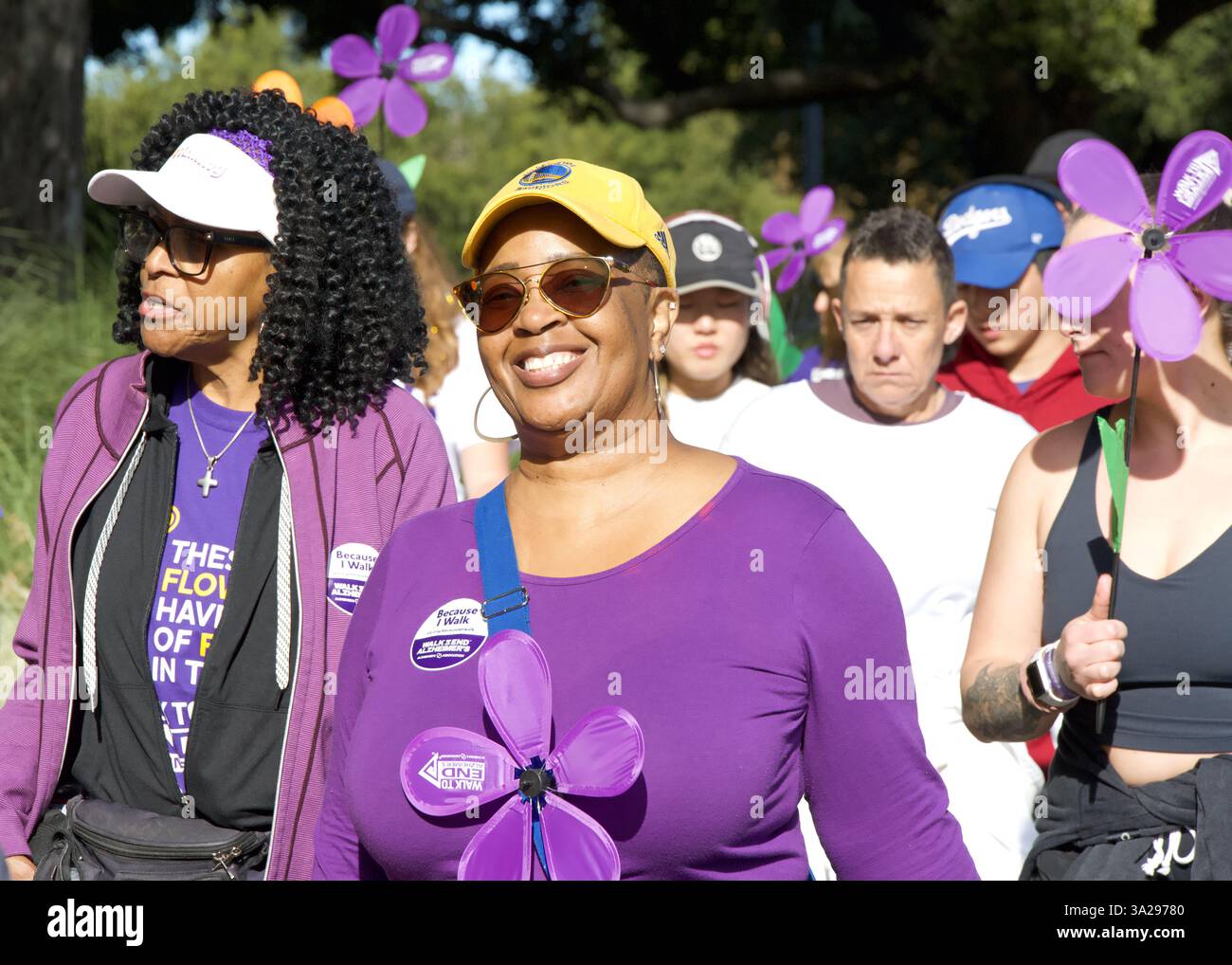 San Ramon, CA - 26 ottobre 2024: Partecipanti all'annuale Walk to End Alzheimers, il più grande evento al mondo per la sensibilizzazione e i fondi per l'Alzheimer Foto Stock