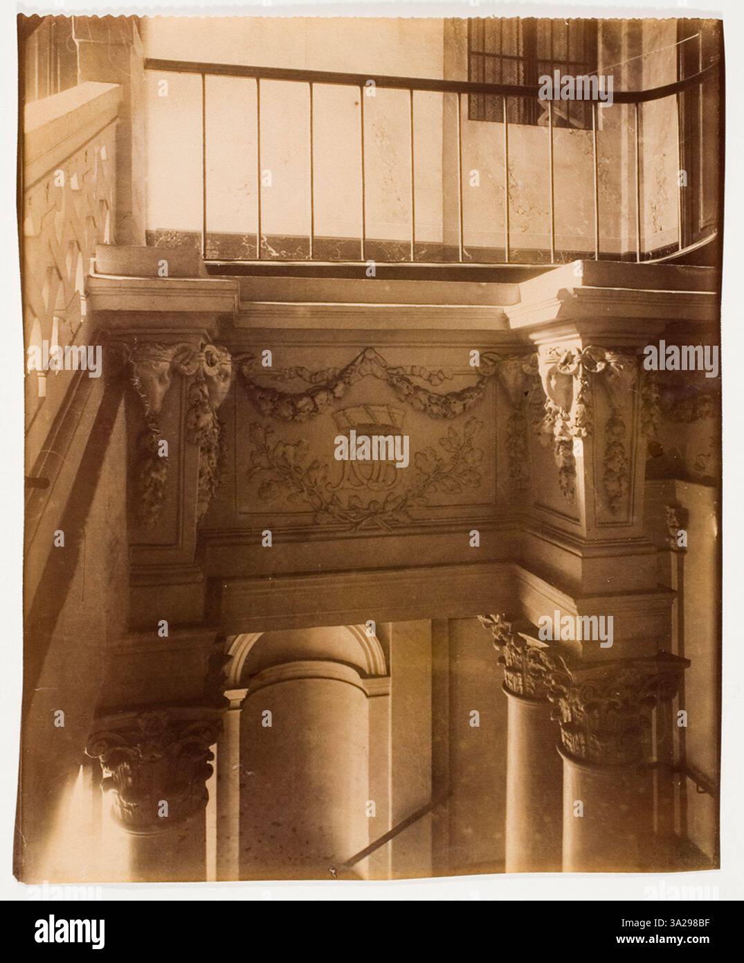 La fotografia di Atget del 68 di Rue Francois Miron mostra l'Hôtel de Beauvais, mettendo in evidenza i dettagli architettonici e gli elementi storici di questo edificio parigino, riflettendo il suo ruolo nella storia architettonica della città. Foto Stock