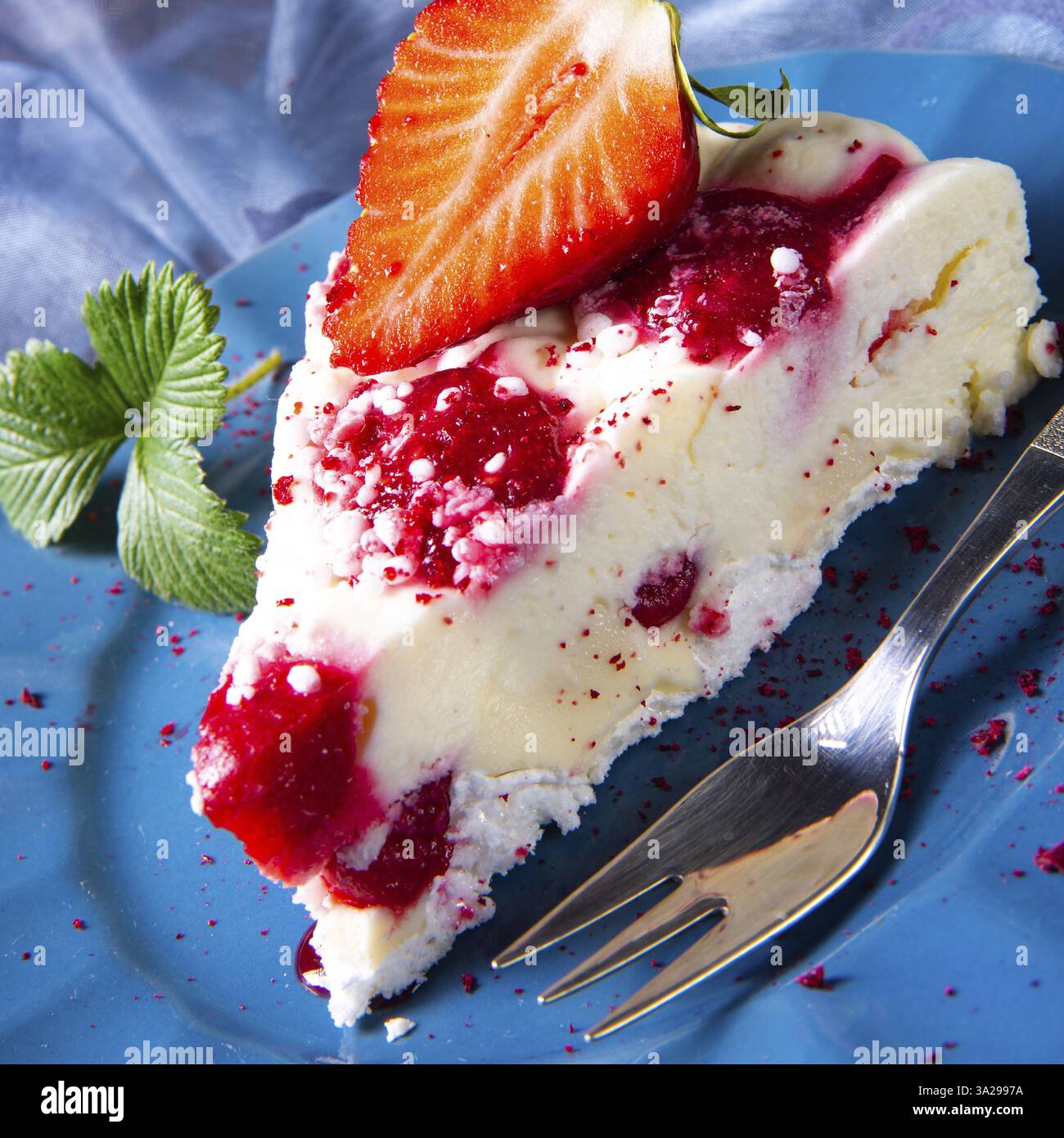 Una cheesecake bellissima e deliziosa, senza cottura, con fragole Foto Stock