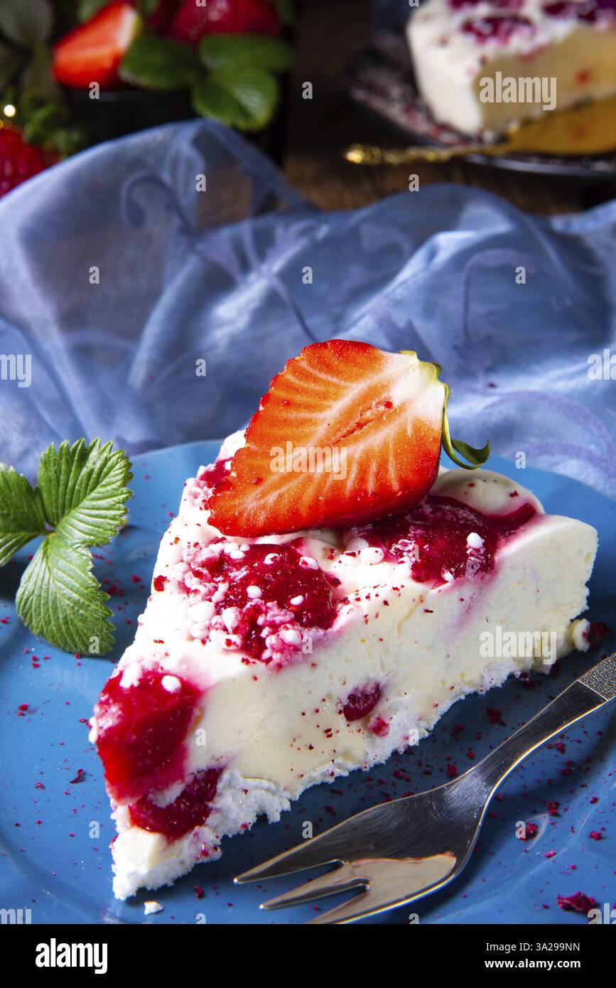 Una cheesecake bellissima e deliziosa, senza cottura, con fragole Foto Stock