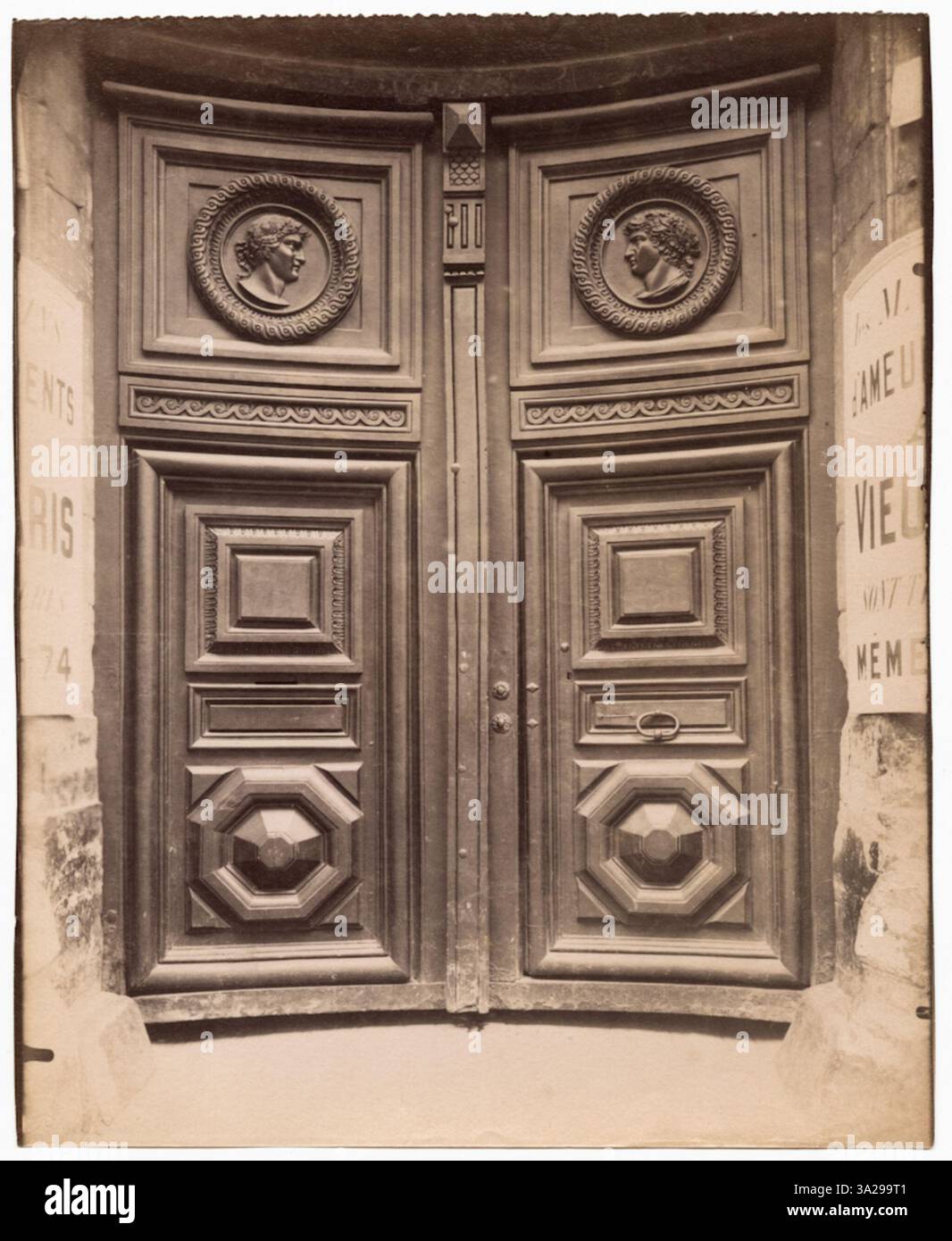 L'immagine di Atget dello Hôtel de Beauvais, situato al 68 di Rue Francois-Miron, Parigi, cattura i dettagli architettonici di questo classico edificio francese, sottolineando la sua facciata del XVII secolo. Foto Stock