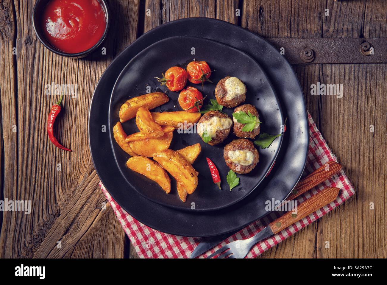 Polpette con quarti di patate dal forno Foto Stock