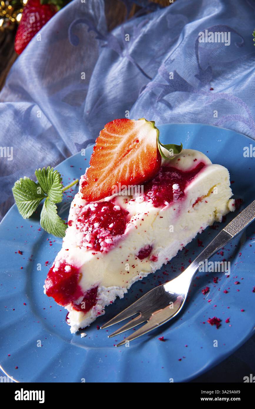 Una cheesecake bellissima e deliziosa, senza cottura, con fragole Foto Stock