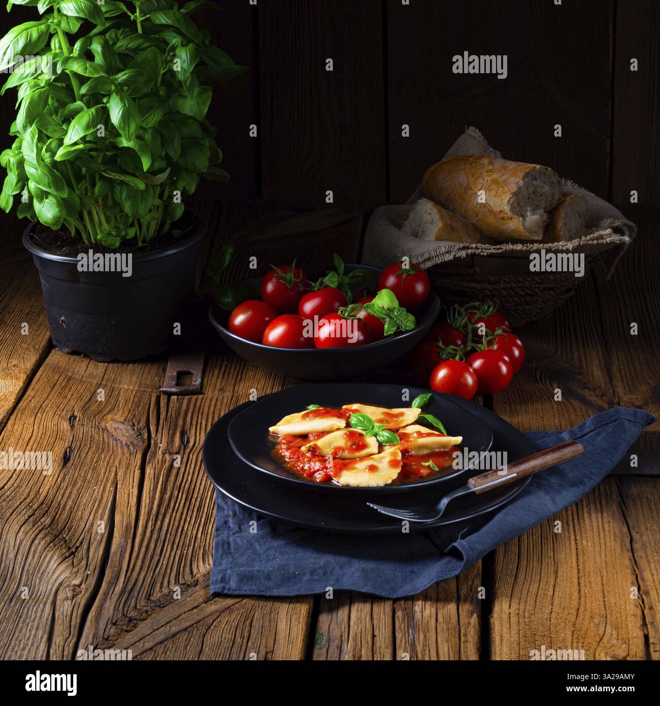 Ravioli alla genovese con basilico e salsa di pomodoro Foto Stock