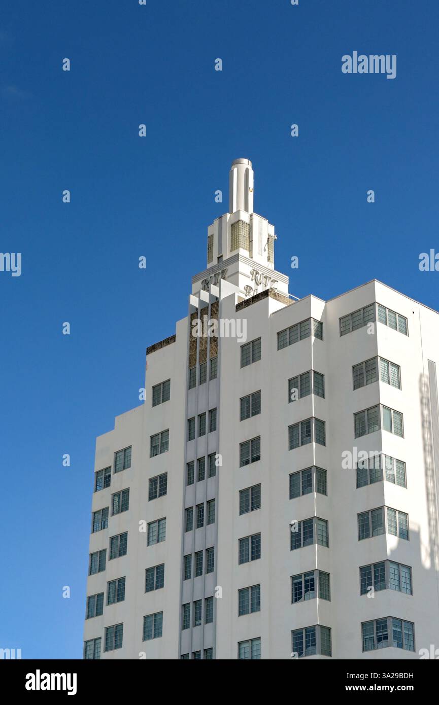 Miami, Florida, USA - 3 dicembre 2023: Vista frontale esterna del Ritz Hotel in stile art deco a Miami South Beach Foto Stock