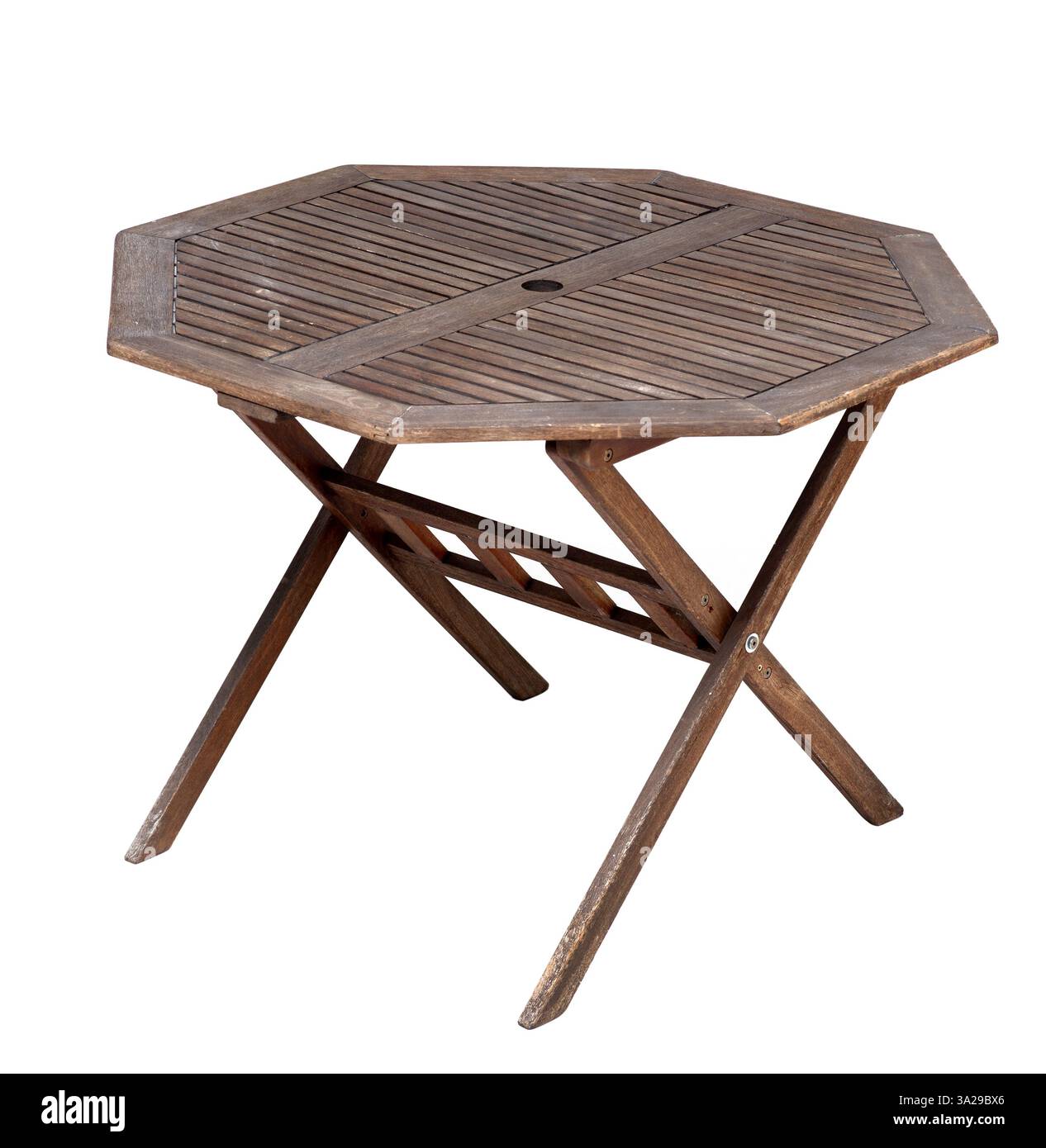 Tavolo pieghevole ottagonale in legno con superficie a doghe e design rustico, ideale per l'uso all'aperto o in interni. Foto Stock