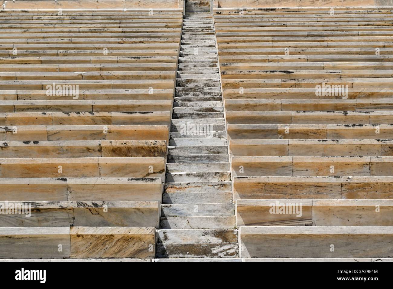 Atene, Grecia - 27 maggio 2022: Schema costituito dalla disposizione dei posti a sedere dello storico stadio olimpico di Atene Foto Stock