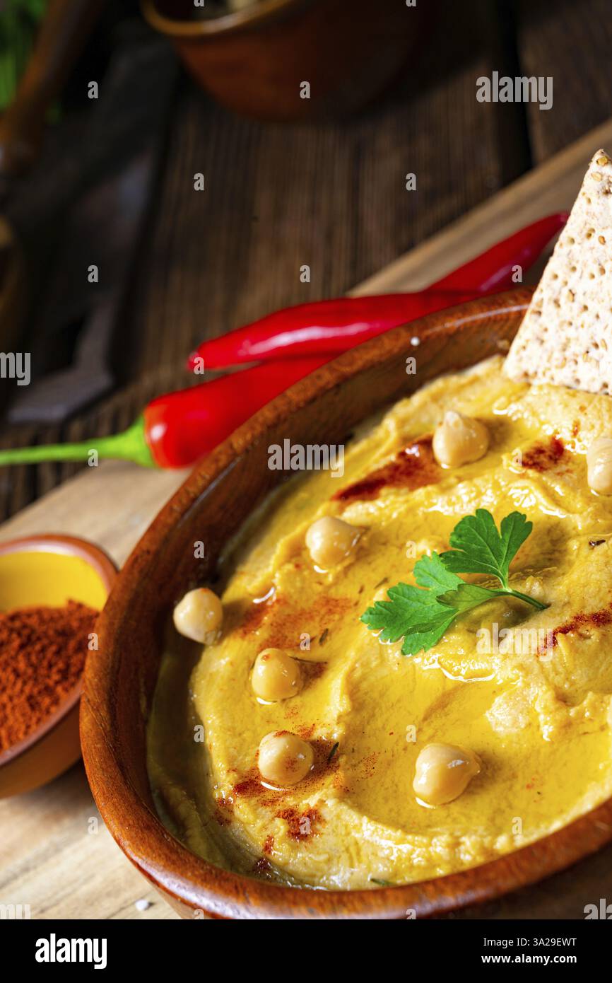 Deliziosa pasta di hummus con limone e peperoncino Foto Stock