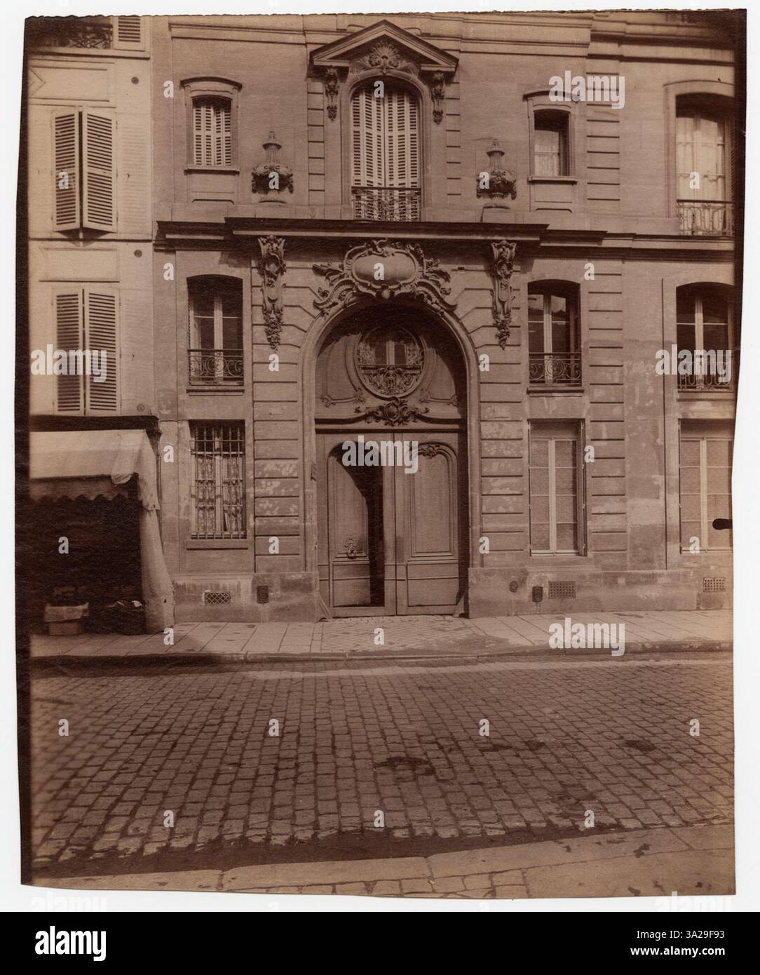 La fotografia di Eugène Atget mostra l'Hôtel Louis XV, situato in Rue du Cherche-Midi 18, Parigi, che sottolinea la grandezza e la bellezza architettonica di questo edificio francese. Foto Stock
