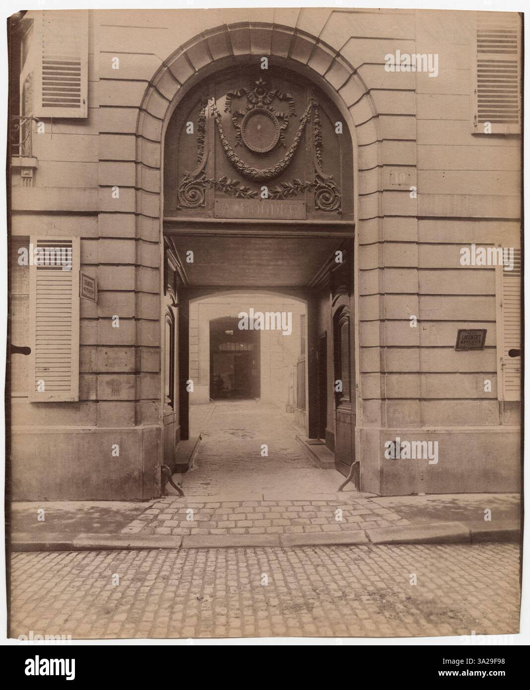 La fotografia di Atget raffigura Hôtel de Beauvais in Rue Francois Miron, Parigi. L'immagine mette in evidenza la facciata della struttura e i dettagli architettonici caratteristici degli edifici francesi del XVII secolo. Foto Stock
