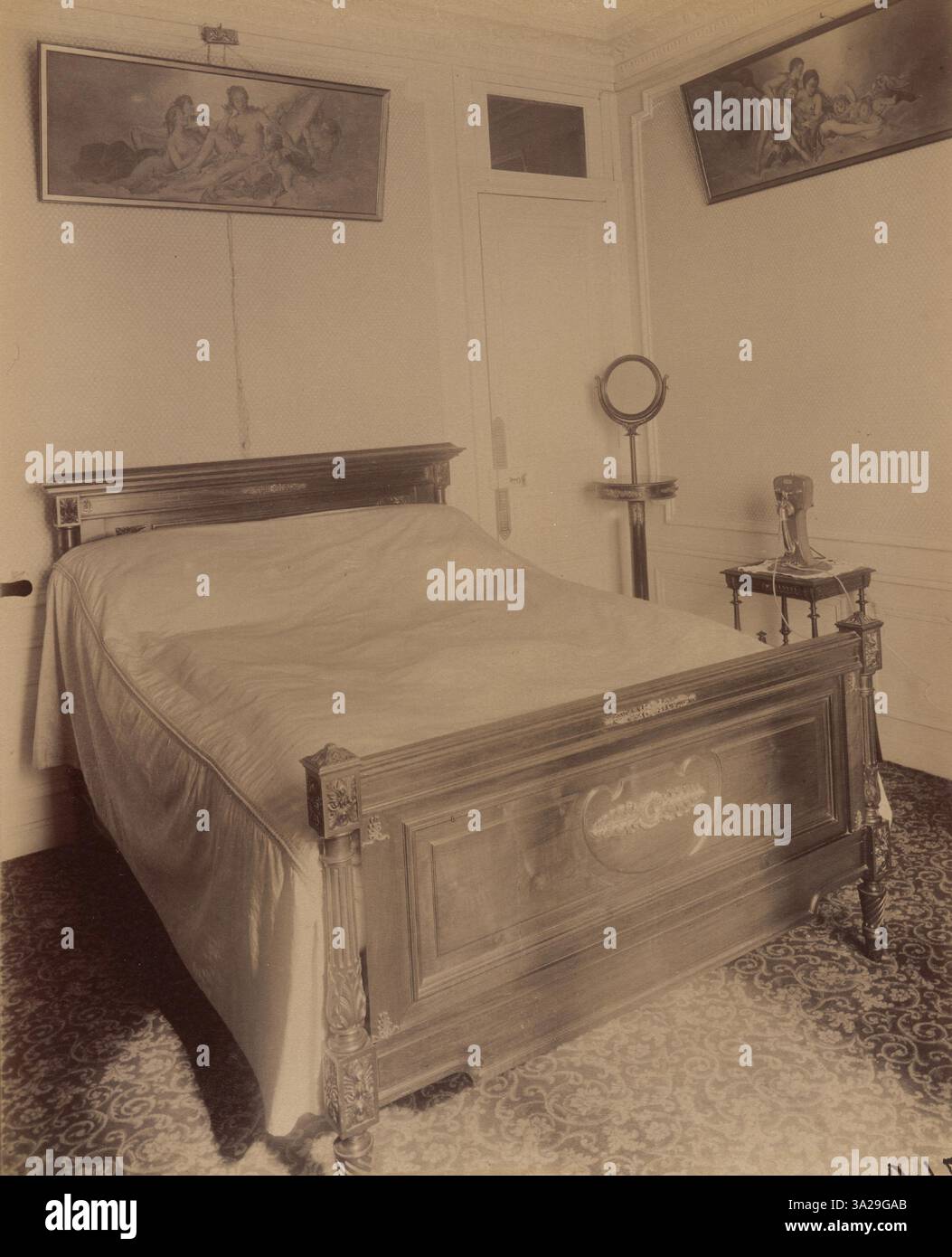 Questa immagine di Atget raffigura l'interno di un ufficio finanziario in Avenue Elisée Reclus, mostrando mobili e arredi semplici ma eleganti in un ambiente professionale. Foto Stock Questa immagine di Atget raffigura l'interno di un ufficio finanziario in Avenue Elisée Reclus, mostrando mobili e arredi semplici ma eleganti in un ambiente professionale. Foto Stock