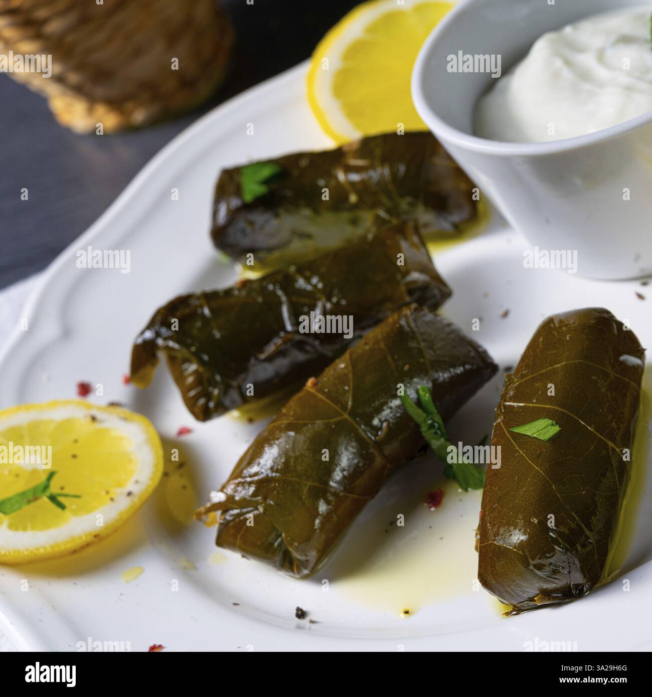 L'uva ripiena Dolmades lascia la via greca Foto Stock