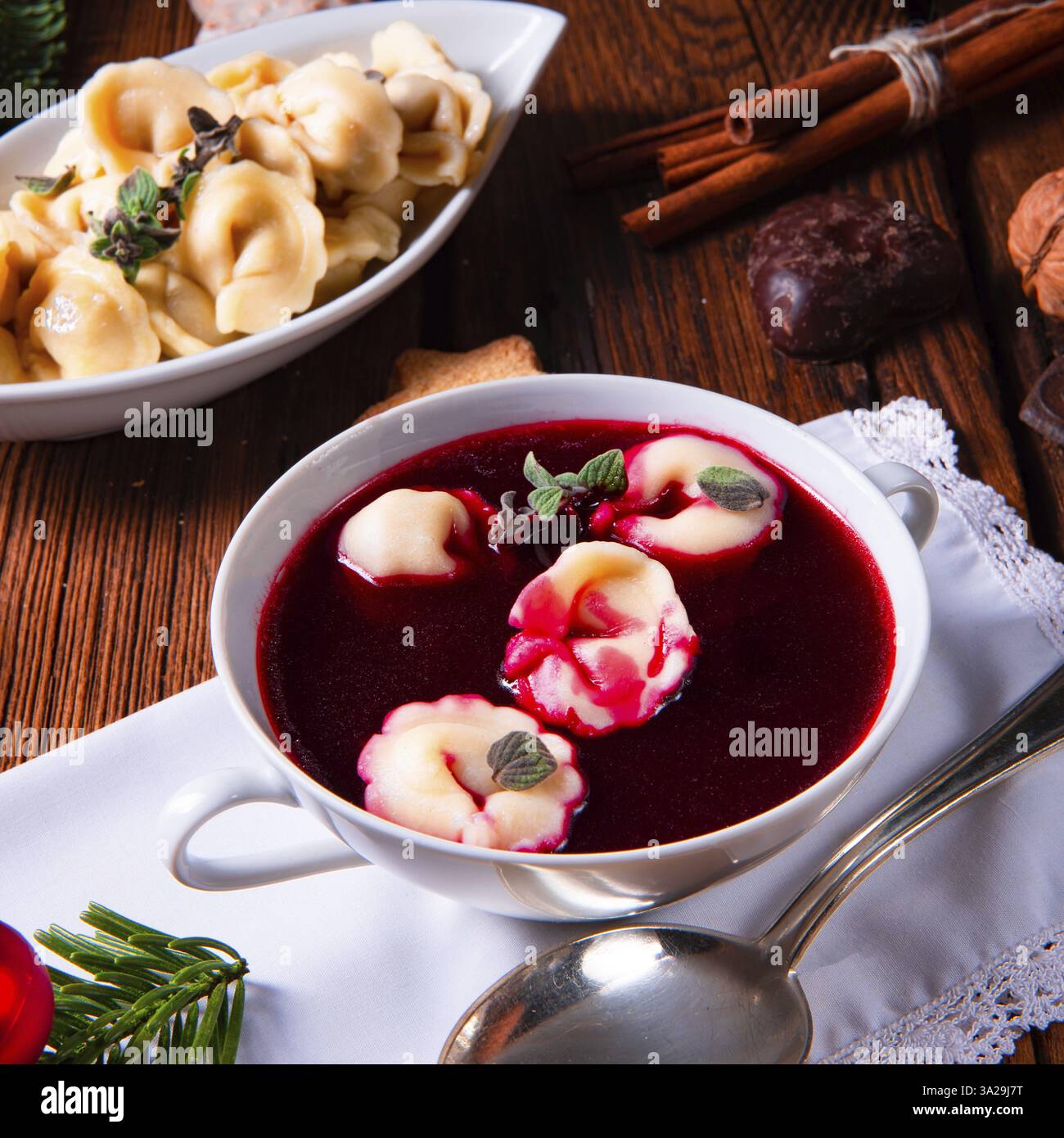 Borscht tradizionale polacco della vigilia di Natale con gnocchi Foto Stock