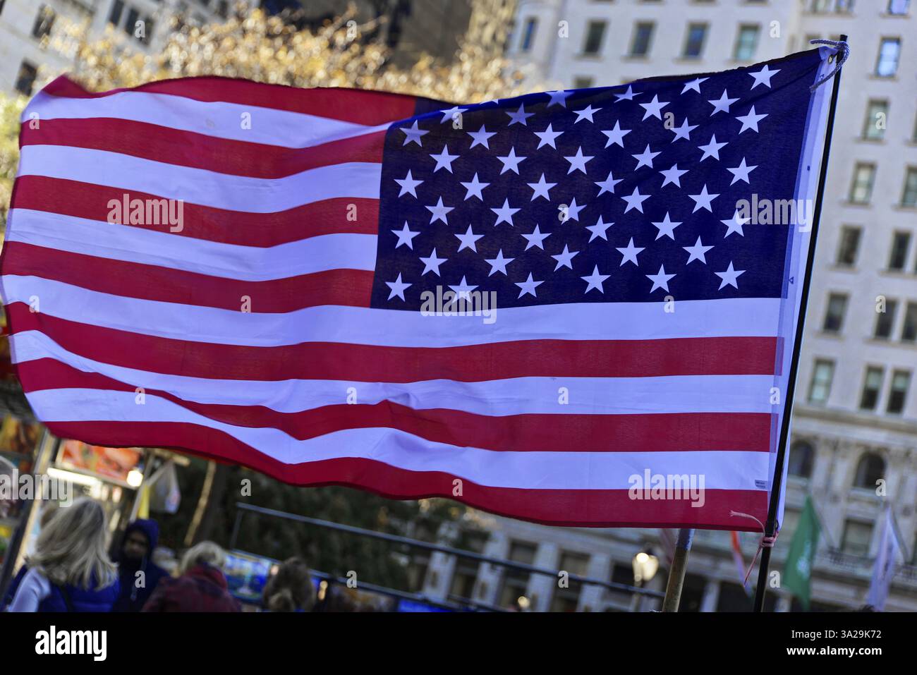 Una bandiera americana vola in un ambiente urbano, Manhattan, New York, USA, Stati Uniti d'America, Nord America Foto Stock
