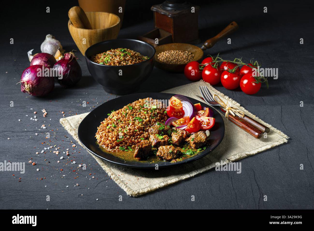 Avena di grano saraceno cotta nel forno con gulasch di manzo Foto Stock
