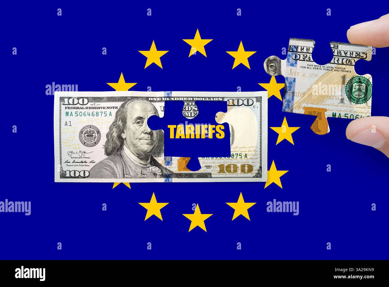 Banconota da 100 dollari USA su una bandiera UE con TARIFFE denominate Foto Stock