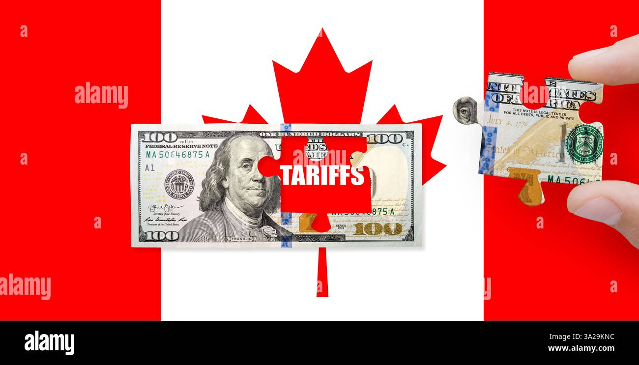 Banconota da 100 dollari USA su una bandiera del Canada con TARIFFE denominate Foto Stock