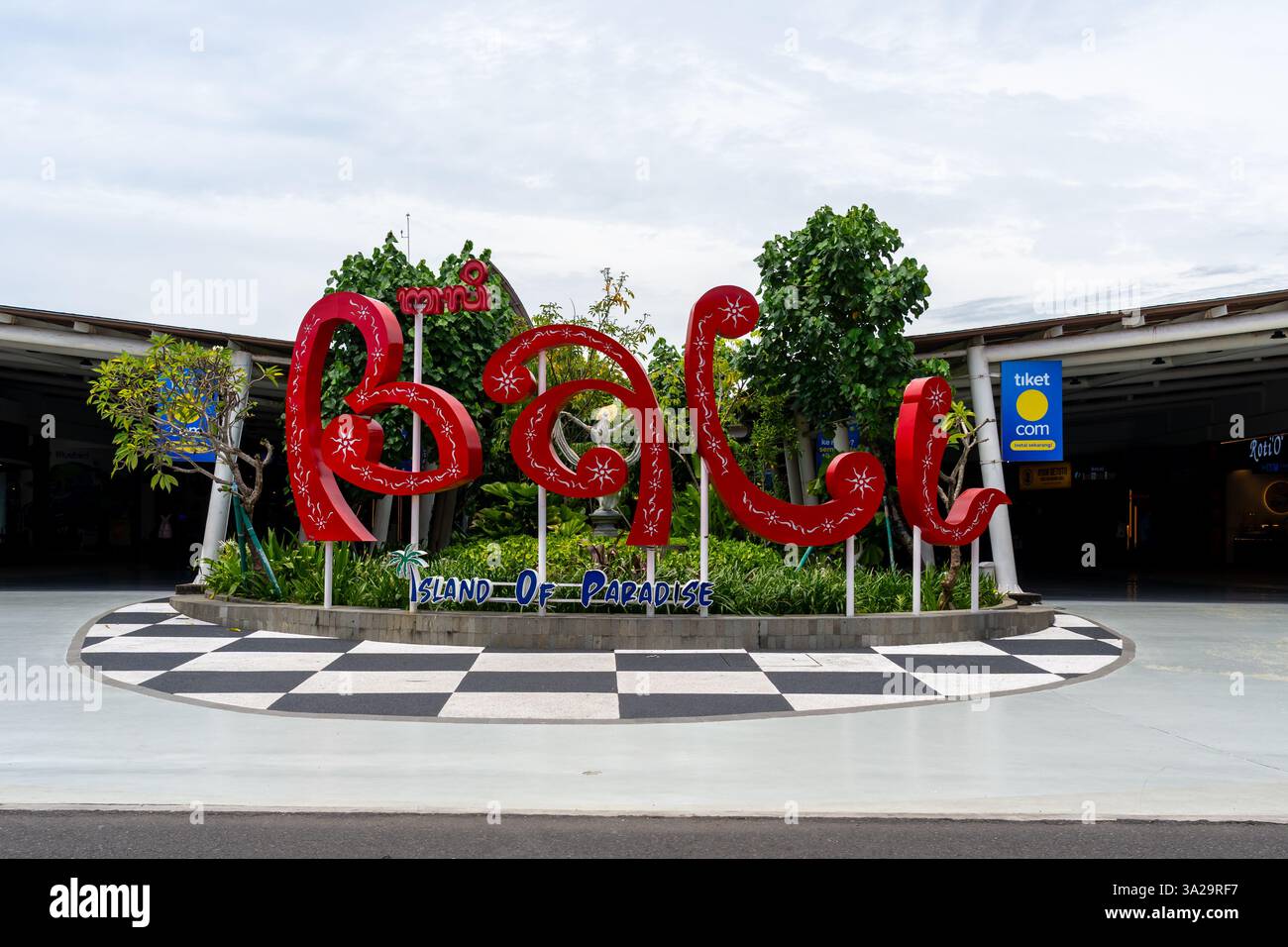 Bali, Indonesia - 16 gennaio 2025: Un cartello di benvenuto "Bali, Isola del Paradiso" all'Aeroporto Internazionale i gusti Ngurah Rai (DPS) di Bali Foto Stock