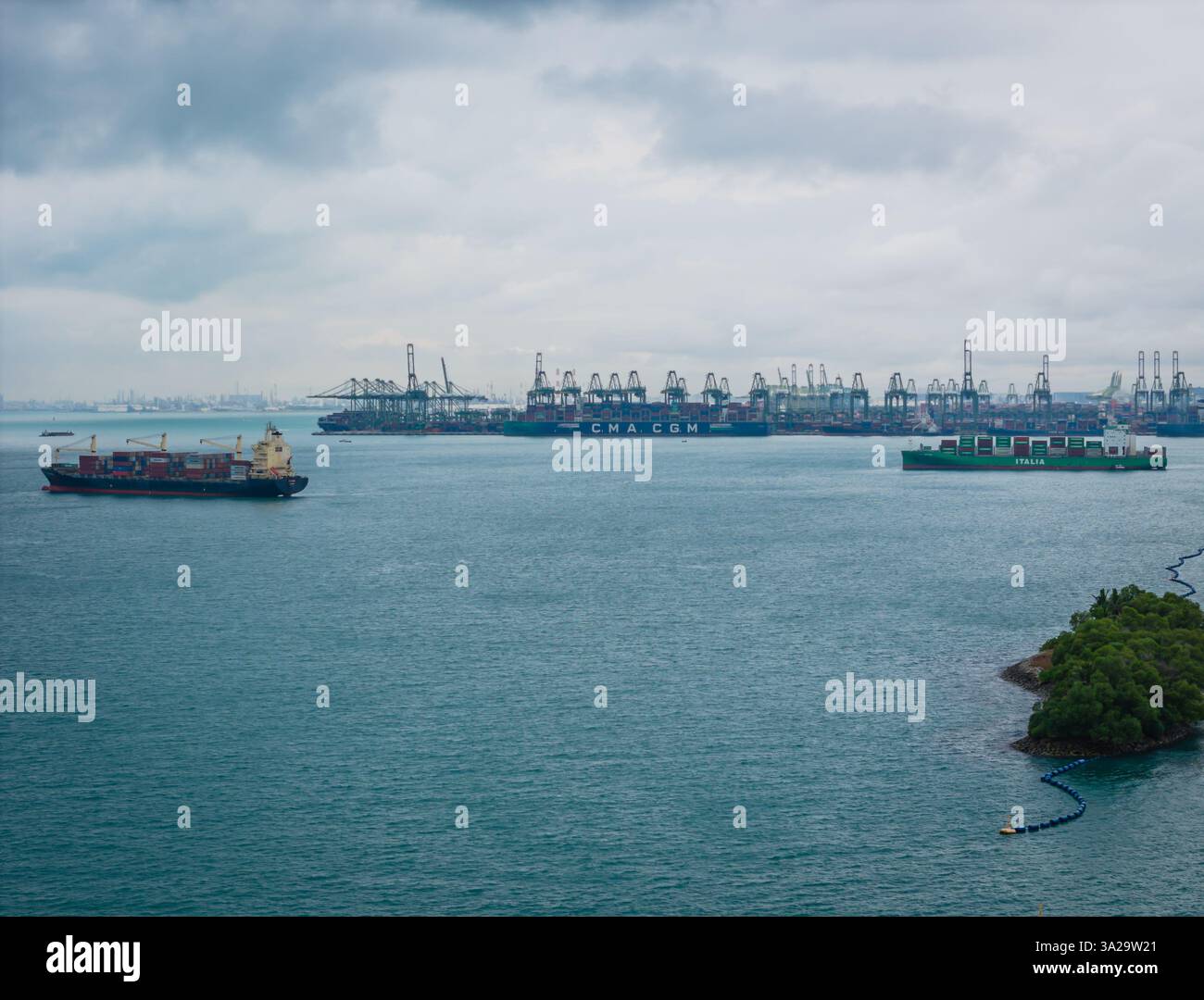 03 12 2025 - Singapore. Navi da carico nello stretto di Singapore. Molte barche galleggiano in mare in uno dei porti più trafficati del mondo. Vista aerea con drone Foto Stock