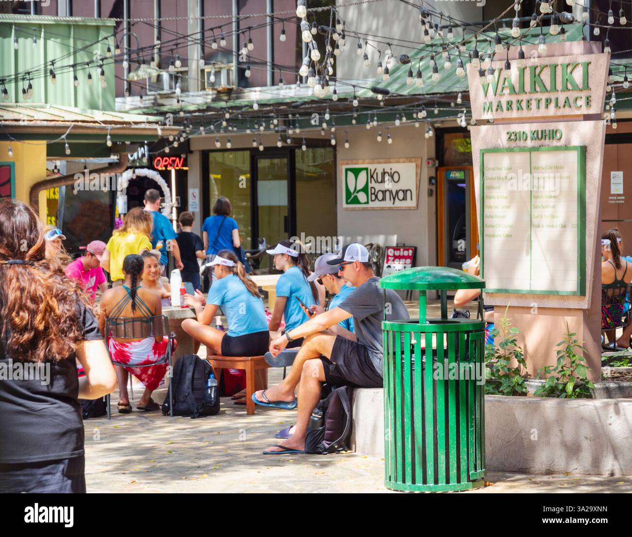 Oahu, Hawaii, Stati Uniti - 22 febbraio 2024 - gli spettatori del mercato fuori al mercato Waikiki Marketplace situato al 2310 di Kuhio Ave a Waikiki. Foto Stock